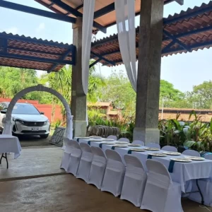 salon de evento con mesas